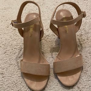 Dream Pairs cream/peach suede heels